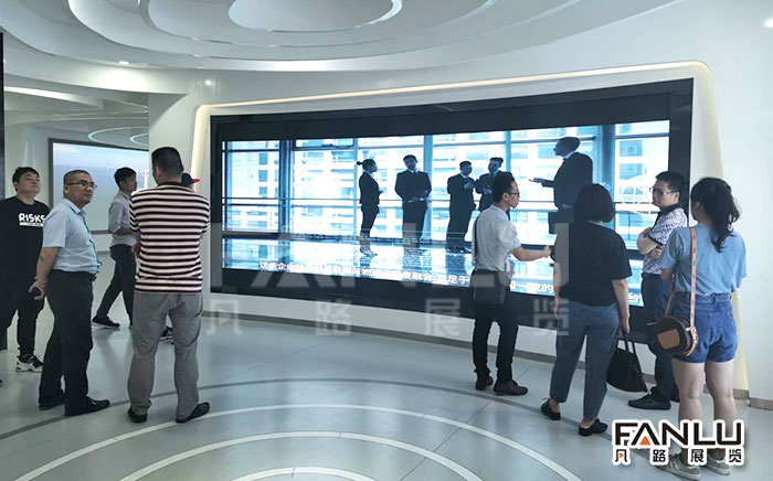 凡路展覽帶客戶參觀網(wǎng)易展廳和規(guī)劃館